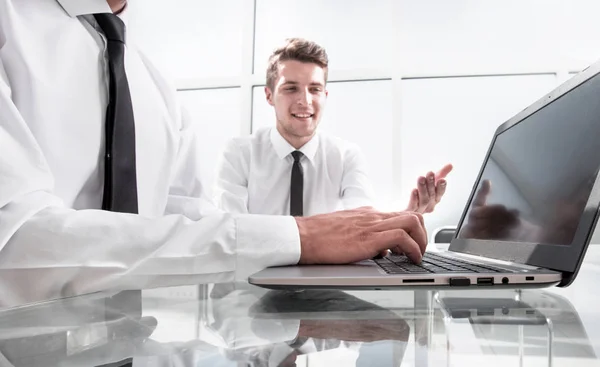 Zakenman met laptop computer — Stockfoto