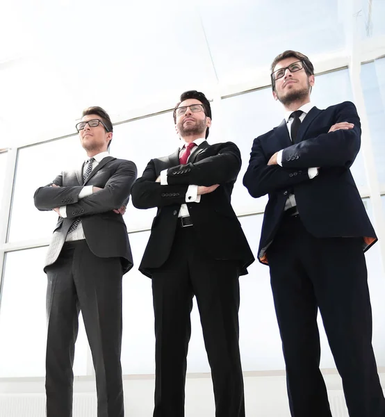 Trzech partnerów biznesowych, stojąc obok siebie — Zdjęcie stockowe
