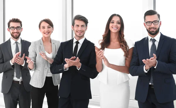 Business-team som applåderar stående på kontoret — Stockfoto