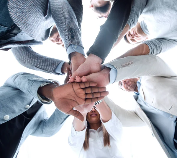 Untere Ansicht. Business-Team faltete die Hände zusammen — Stockfoto