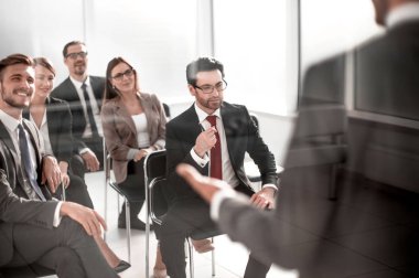 Proje yöneticisi iş ekibi için bir rapor hazırlıyor.