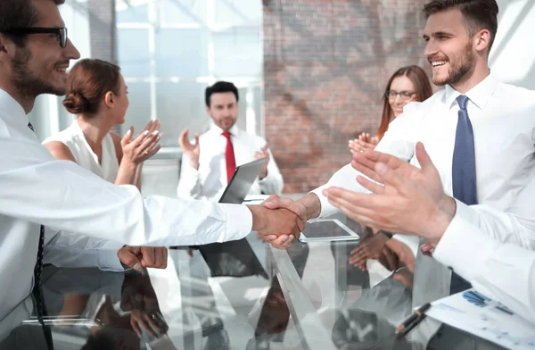 Apretón de manos de los empresarios tras la firma del contrato . — Foto de Stock