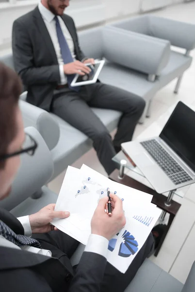 Nära up.the affärsman kontrollerar rapporten finansiell — Stockfoto