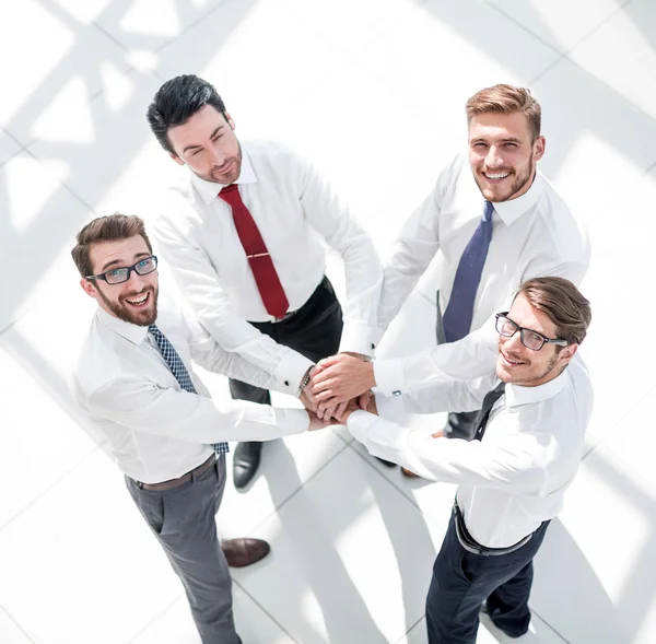 Vista superior. equipe de negócios colocando as mãos juntas — Fotografia de Stock