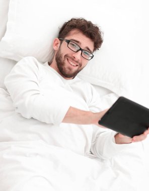 arka plan görüntüsü. adam dijital tablet üzerinde okuma.