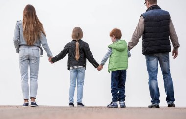 arka görüş. mutlu bir aile ileri gider.