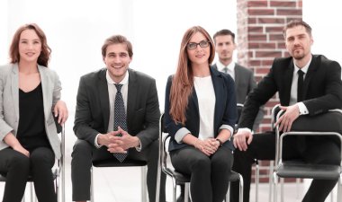 Grup çekici işadamları bahsediyoruz gülüyor ve oturan şaka