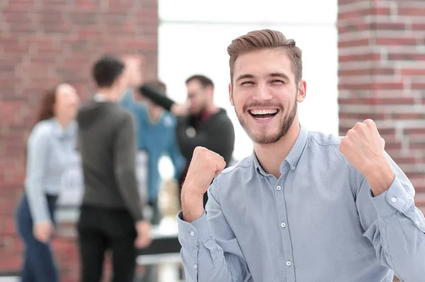 Hombre de negocios guapo celebrando la victoria gritando felizmente en th —  Fotos de Stock