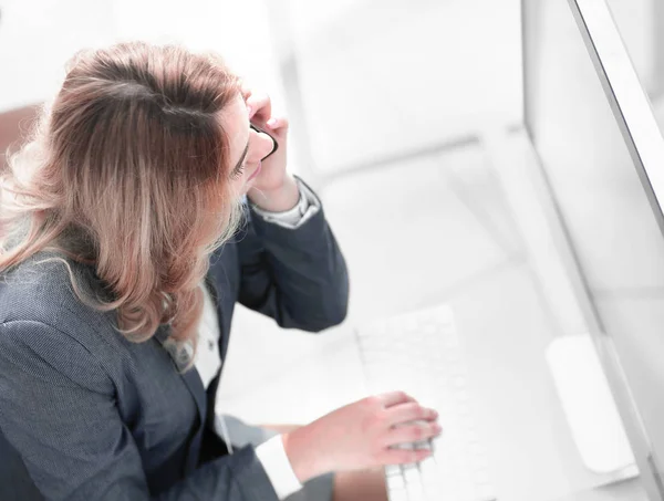 Primer plano. mujer de negocios hablando en smartphone — Foto de Stock