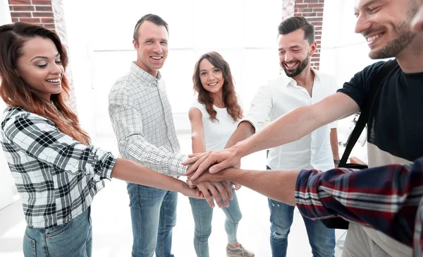 Creatieve business team met de handen in elkaar gevouwen — Stockfoto