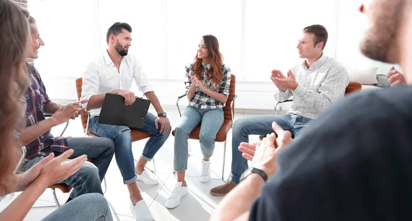 Equipo creativo aplaudiendo al entrenador — Foto de Stock