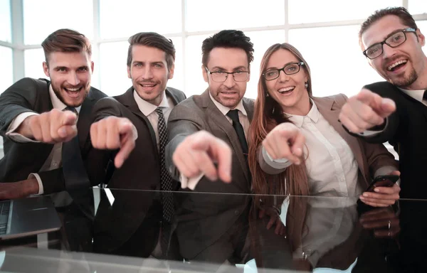 Entrepreneurs point their finger at you while sitting — Stock Photo, Image