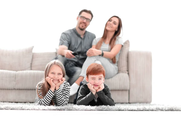 Primer plano. Hermano pequeño y hermana acostados en la alfombra en la sala de estar —  Fotos de Stock