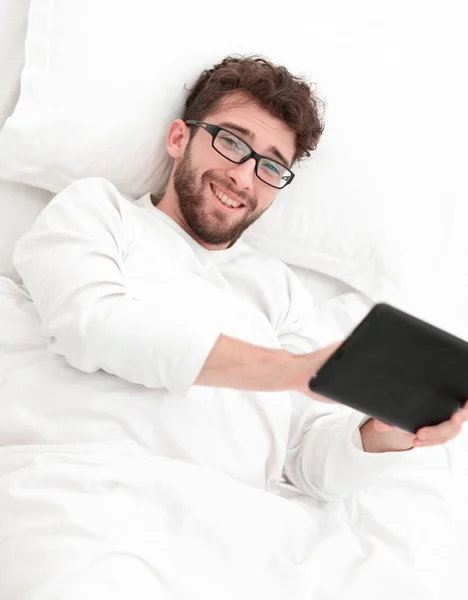 Hintergrundbild. Mann liest auf digitalem Tablet. — Stockfoto