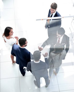 üstten görünüm. bir el sıkışma için ellerini dışarı uzanan iş ortakları