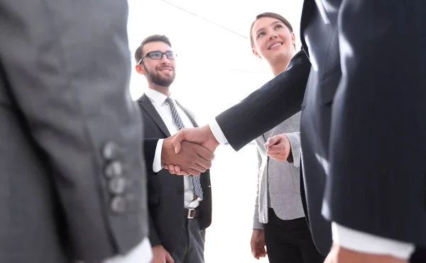 Företag personer handskakning efter bra affär. — Stockfoto