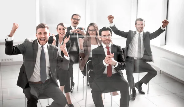 Happy business-team sitter i konferensrummet. — Stockfoto