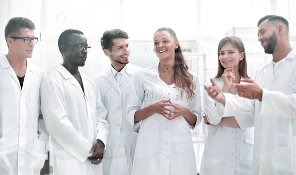 Grupo de empleados de laboratorio. — Foto de Stock
