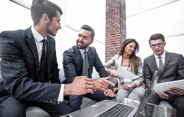 Wirtschaftsteam diskutiert Finanzdokumente. — Stockfoto