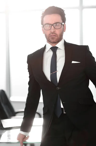 Close up.confident homme d'affaires debout dans le bureau — Photo