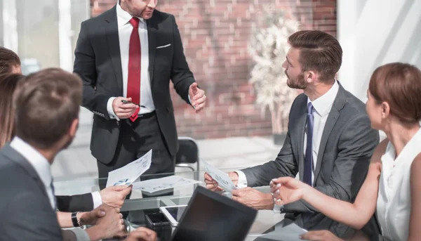 Equipe de negócios discutindo novo projeto — Fotografia de Stock