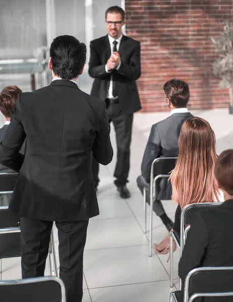 Zuhörer bei der Beantwortung der Frage des Sprechers. — Stockfoto