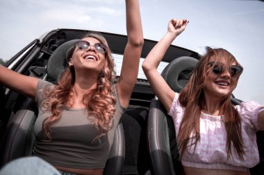 üstü açık bir araba arka koltuğunda oturan up.funny kız kapatın