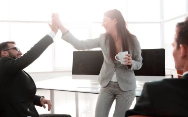 Birbirimizi beş yüksek veren meslektaşları gülümseyen