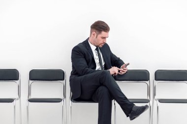 mobil ofis koridorda oturan ile iş adamı