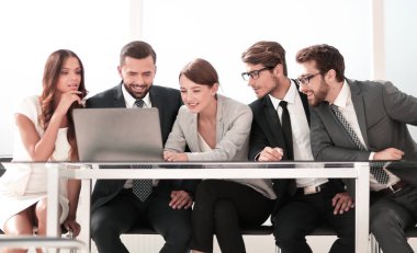 Bir grup iş adamı toplantı odasında beyin fırtınası yapıyor..