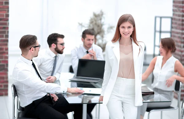 Jeune Femme Affaires Debout Près Son Desk Concept Travail Équipe — Photo