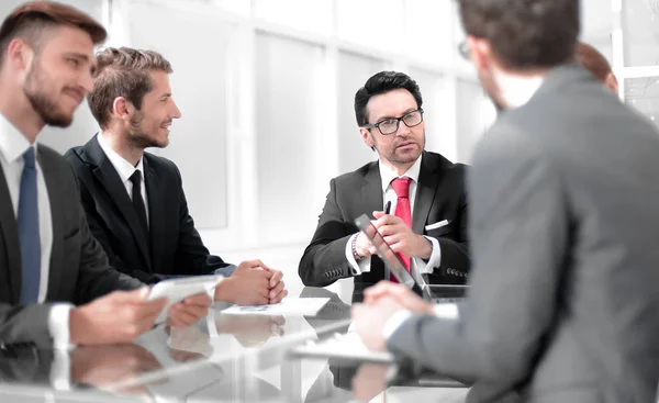 Empresário e equipe de negócios em uma reunião no escritório — Fotografia de Stock