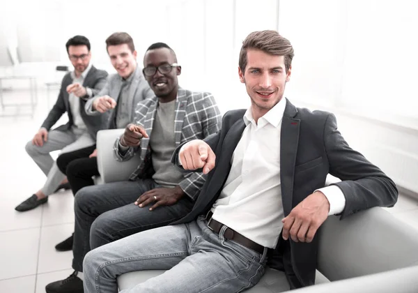 Grupp av unga människor som pekar på du — Stockfoto