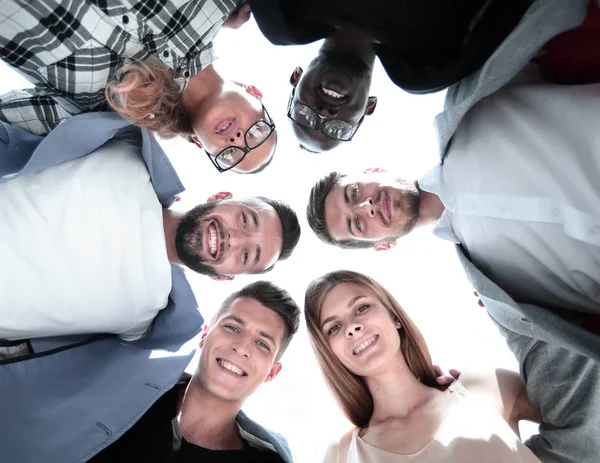 Gruppe lächelnder Freunde im Kreis - Ansicht von unten — Stockfoto