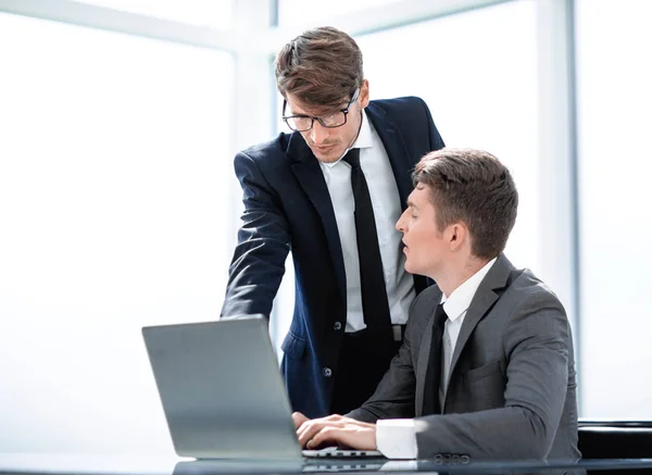 Dois empresários que trabalham no escritório. — Fotografia de Stock