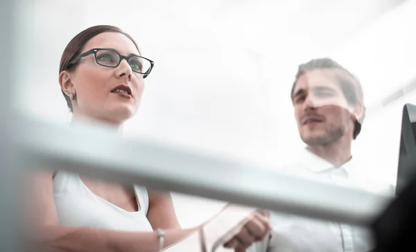 Nahaufnahme. Geschäftspartner stehen im Büro — Stockfoto