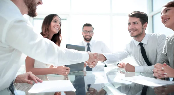 Handshake spolehlivých partnerů v kanceláři — Stock fotografie