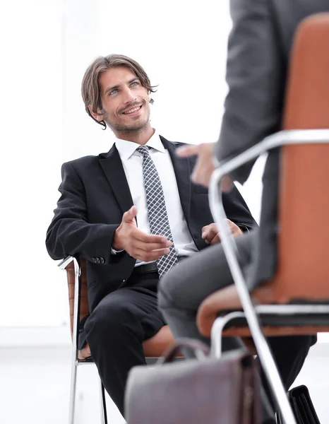 Dos hombres de negocios guapos en el cargo — Foto de Stock