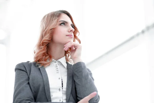 Moderne Frau beim Betrachten von copy space.i — Stockfoto