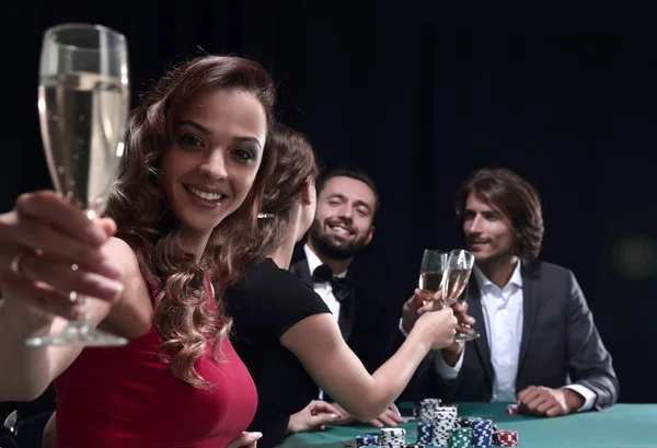 Mädchen trinkt Cocktail im Casino — Stockfoto