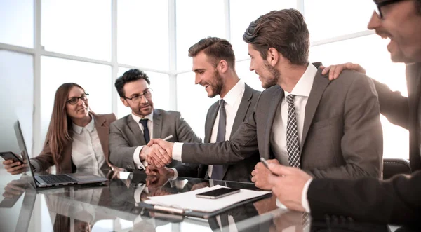 Trabalho em equipe no problema do computador — Fotografia de Stock