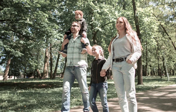 Familie geniet van een wandeling in de stad Park. — Stockfoto