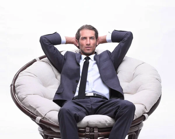 Уверенный бизнесмен, сидящий в кресле — стоковое фото