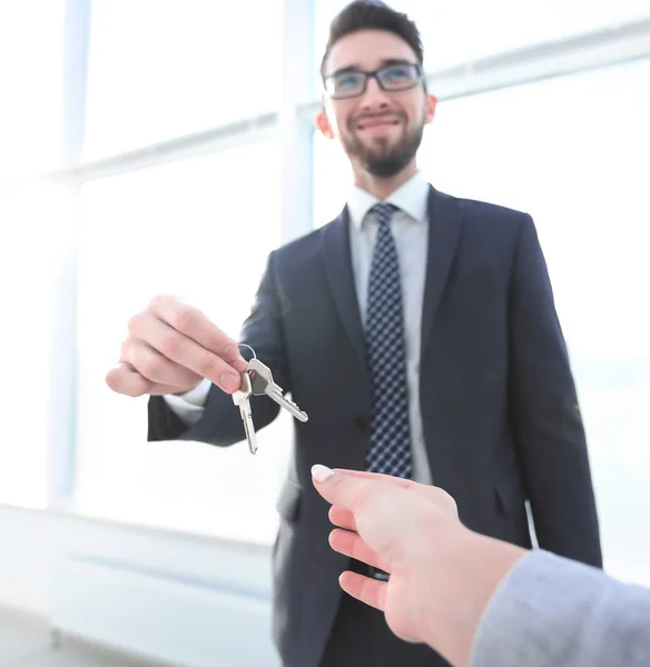 Agente inmobiliario dando llaves de la casa a la persona — Foto de Stock