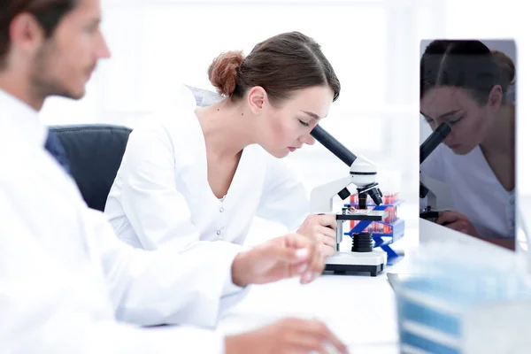 Joven técnico masculino trabajando en la computadora en el laboratorio — Foto de Stock