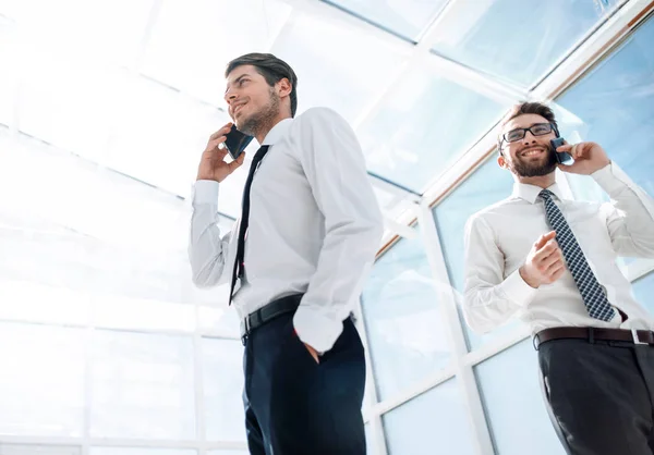 Botten view.business människor som pratar på sin mobiltelefon på kontoret. — Stockfoto