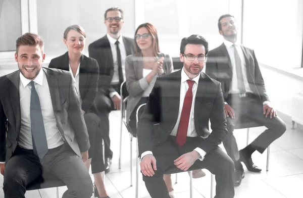 Equipe de negócios na sala de conferências — Fotografia de Stock