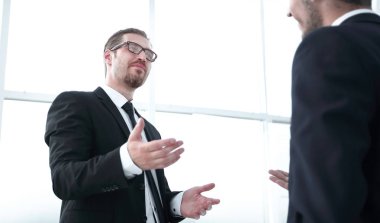 alt view.business meslektaşları Office dururken konuşmaya