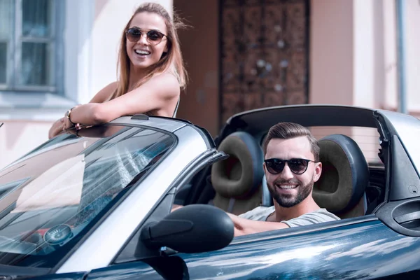 Pareja joven en coche descapotable . — Foto de Stock