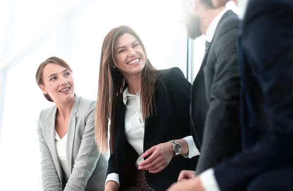 Side view.un grupo de empresarios discutiendo nuevas oportunidades — Foto de Stock